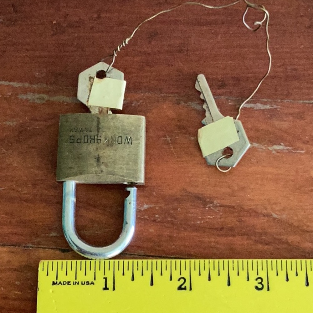 🔐 VINTAGE BRASS PADLOCK  w/2 KEYS
WORK SHOPS Nostalgic & "FUNKTIONAL" 😉